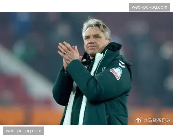 终场哨响，不莱梅老将弗里德尔独自向客队看台致谢